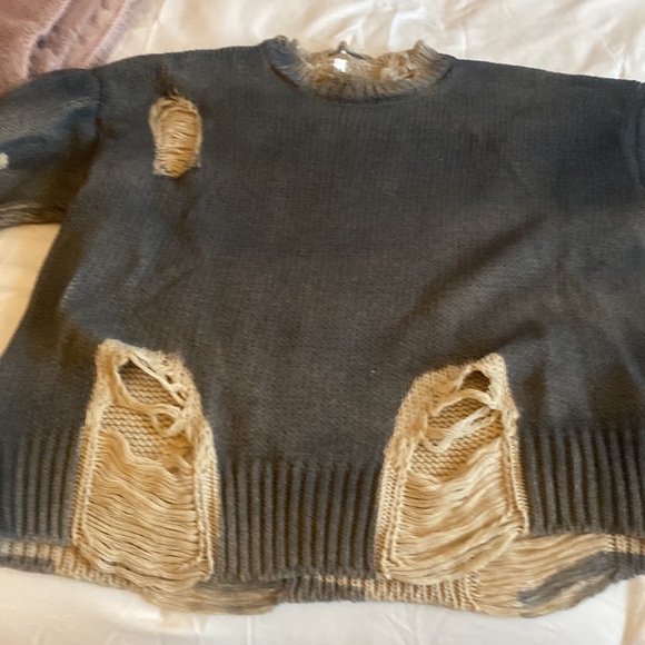 Brand new never worn. Distressed sweater - Picture 4 of 6